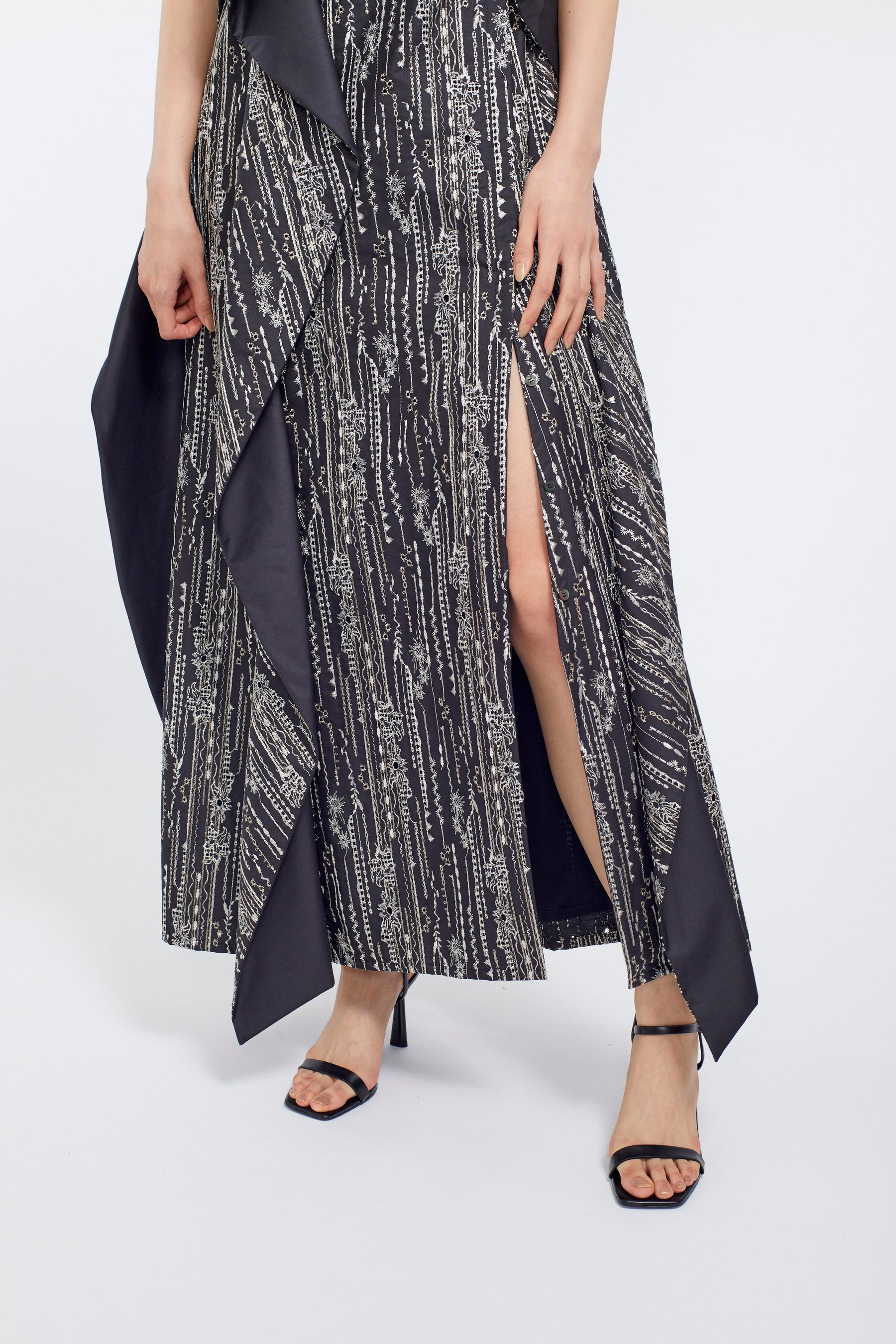 Swaying stripe embroidered dress (Black)
