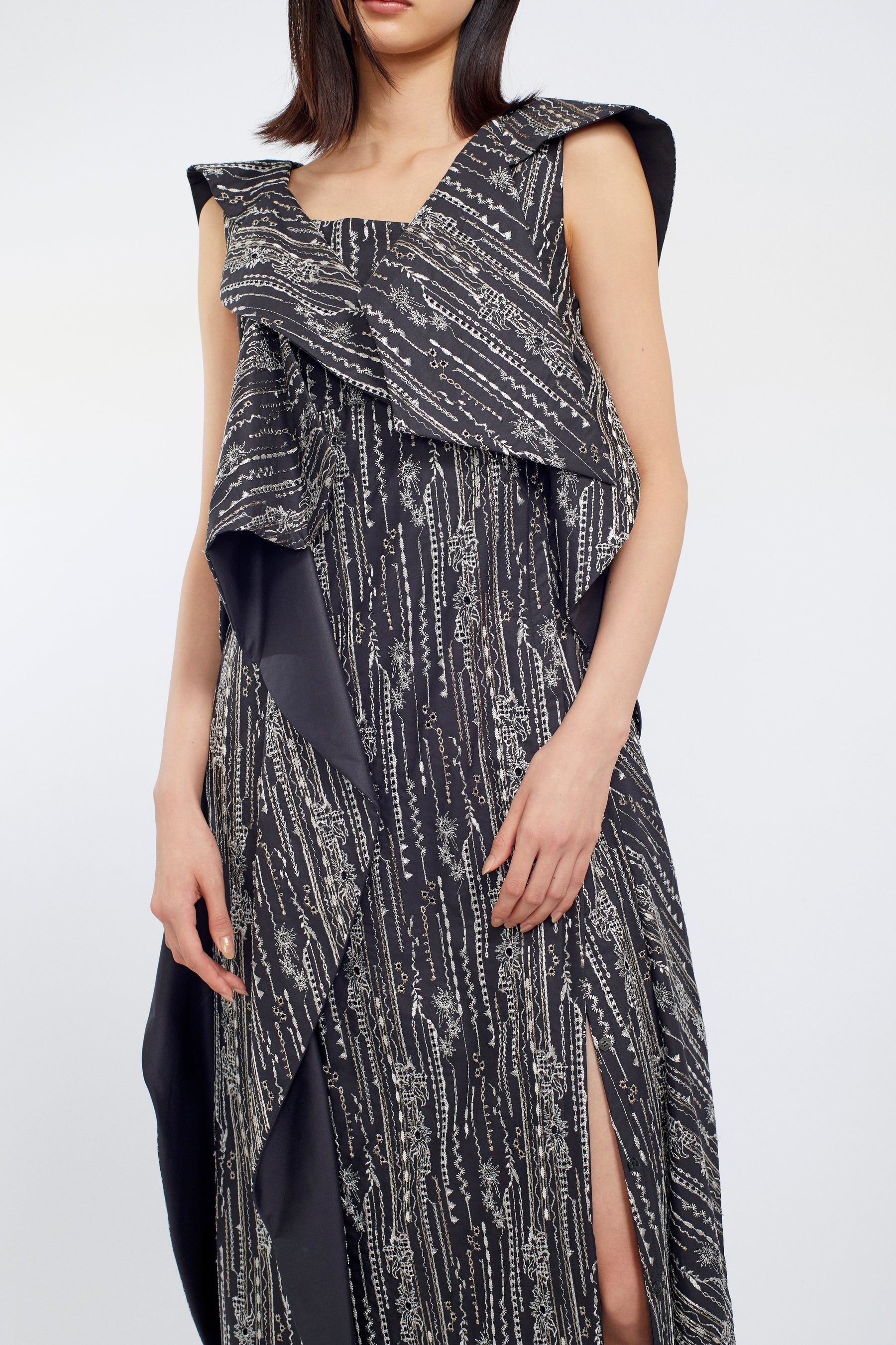 Swaying stripe embroidered dress (Black)