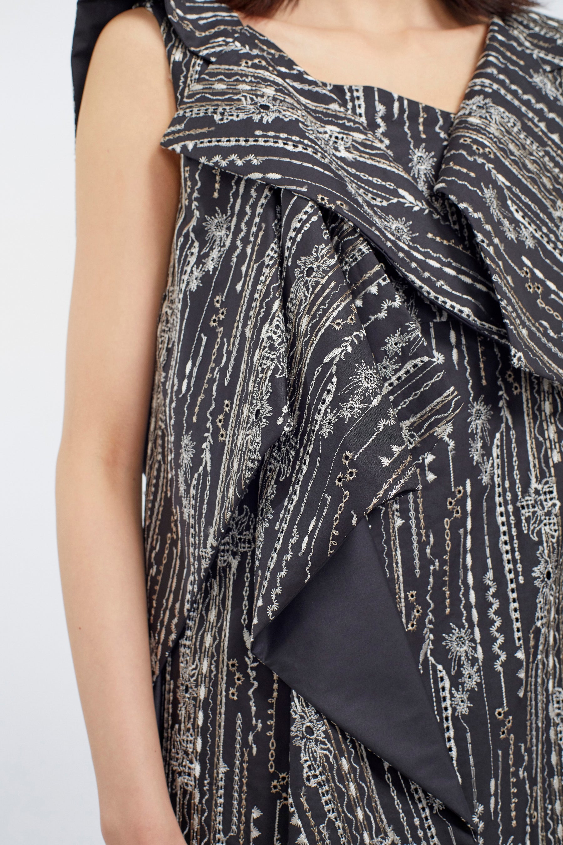 Swaying stripe embroidered dress (Black)