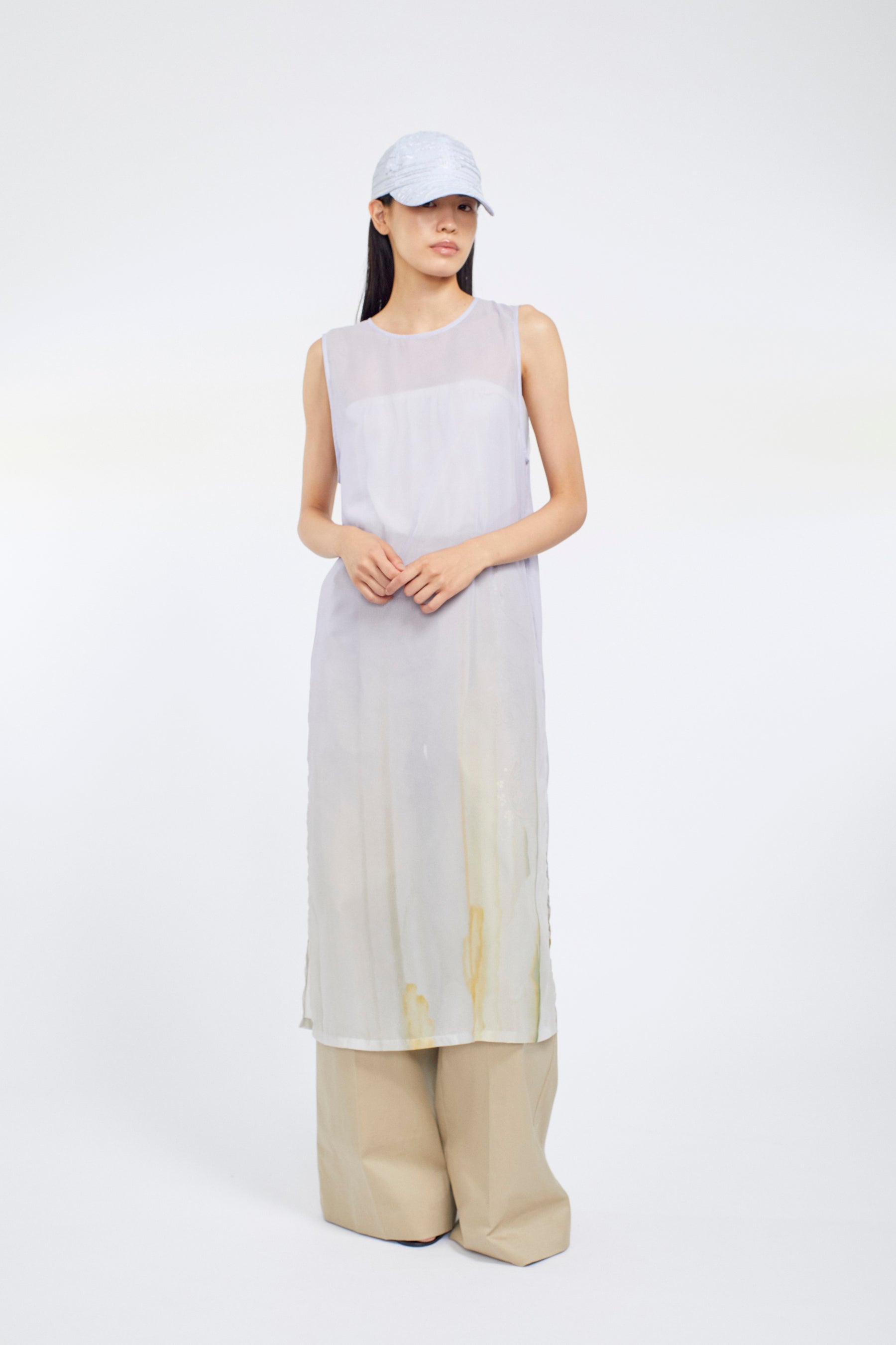 Relief embroidered chino trousers (Beige)