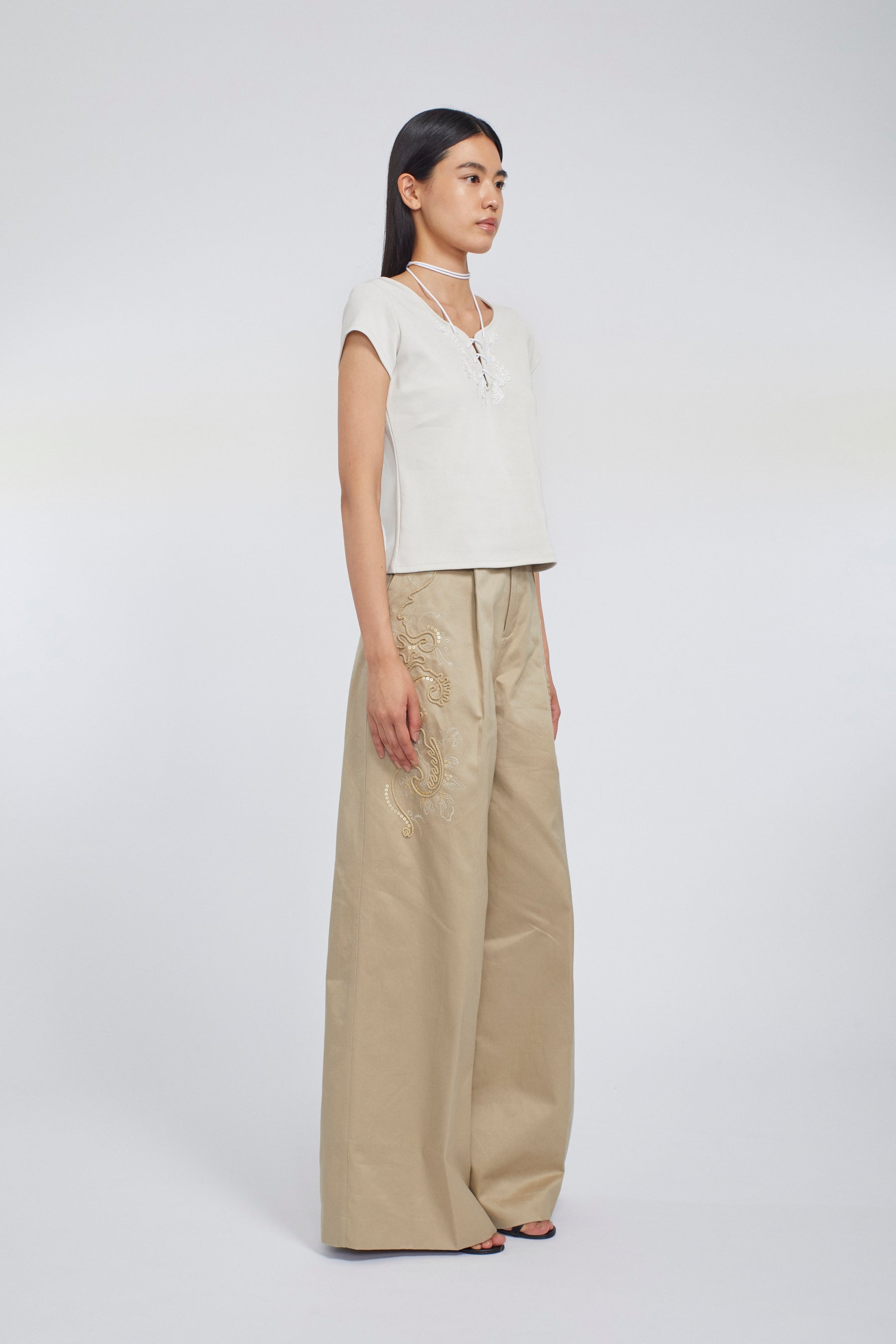 Relief embroidered chino trousers (Beige)