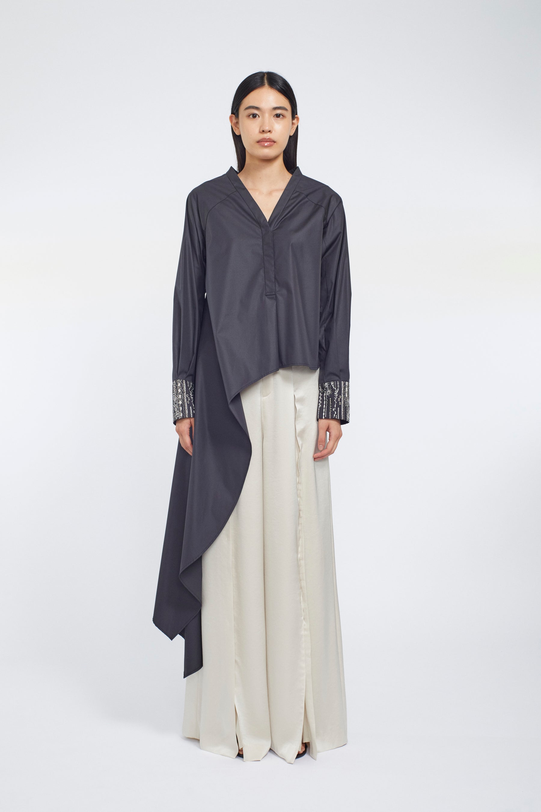 Swaying stripe embroidered blouse (Black)
