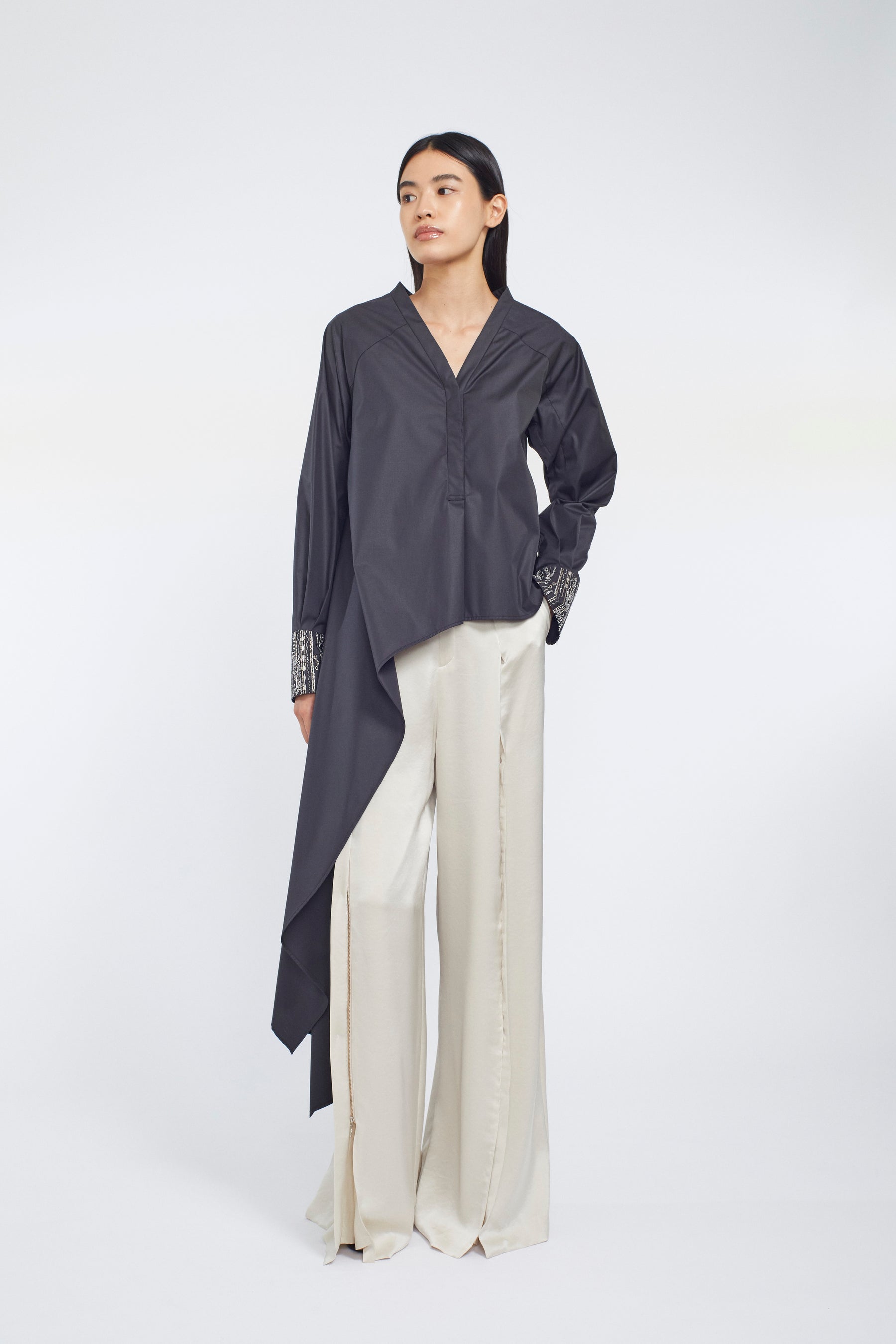 Swaying stripe embroidered blouse (Black)