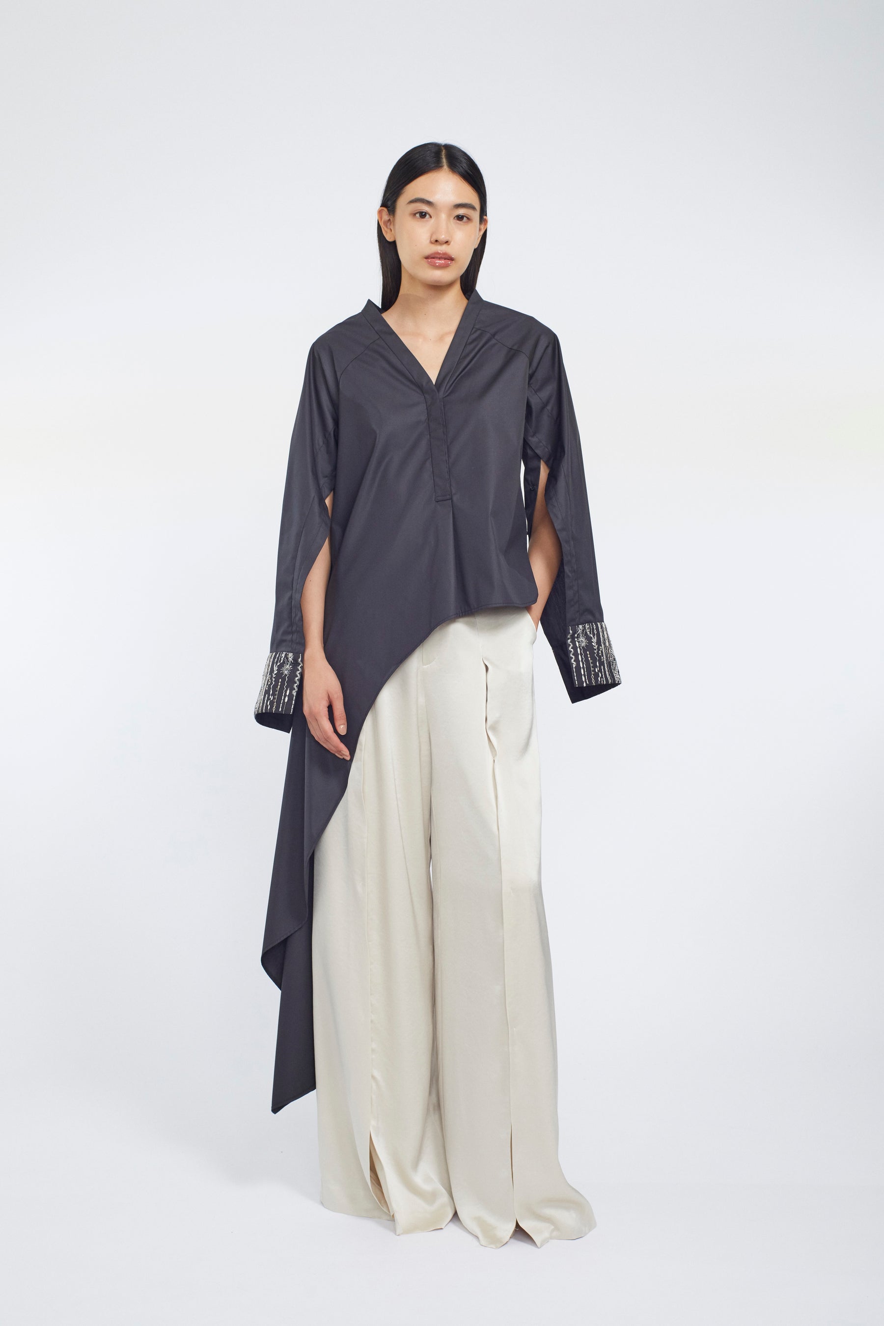 Swaying stripe embroidered blouse (Black)