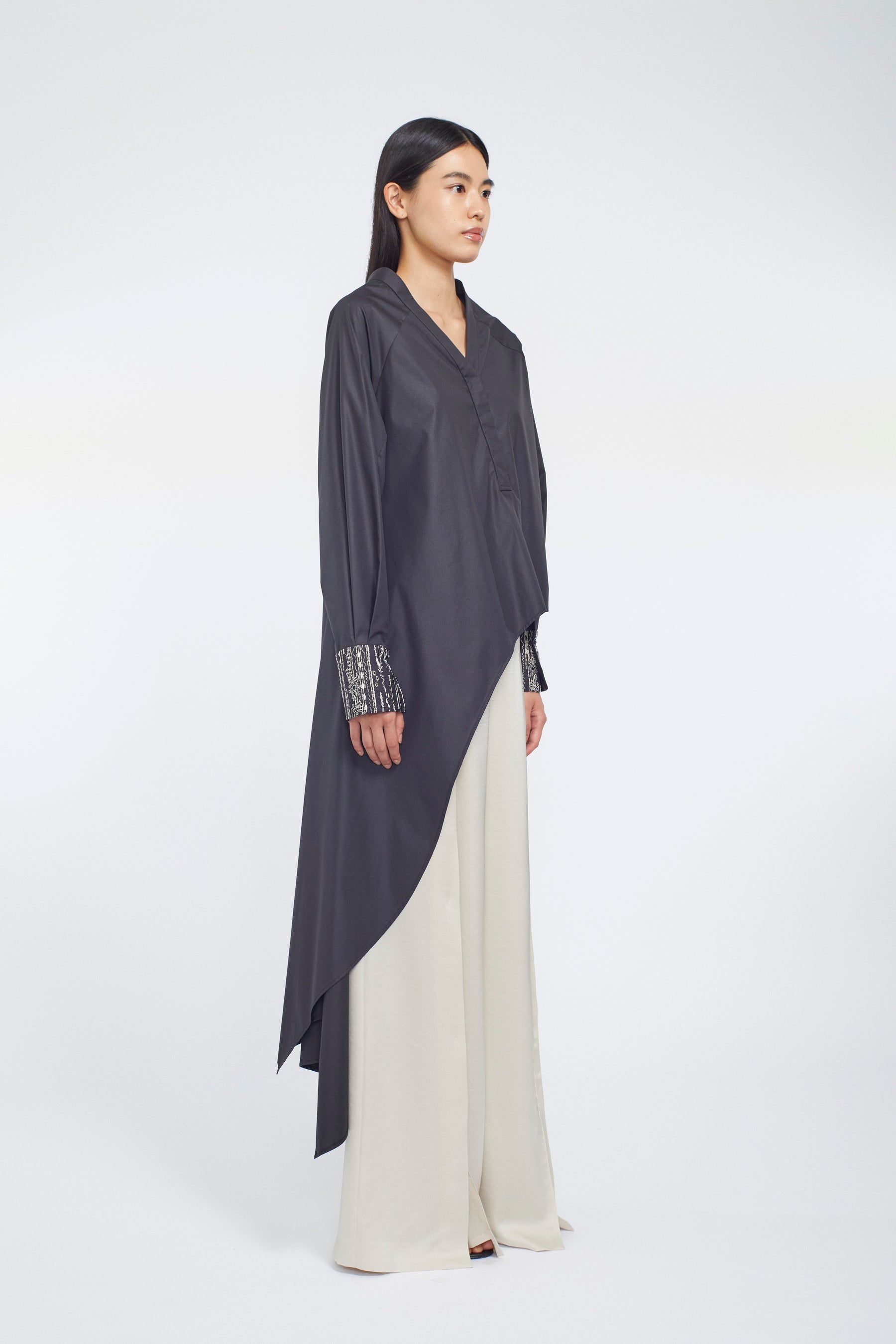 Swaying stripe embroidered blouse (Black)