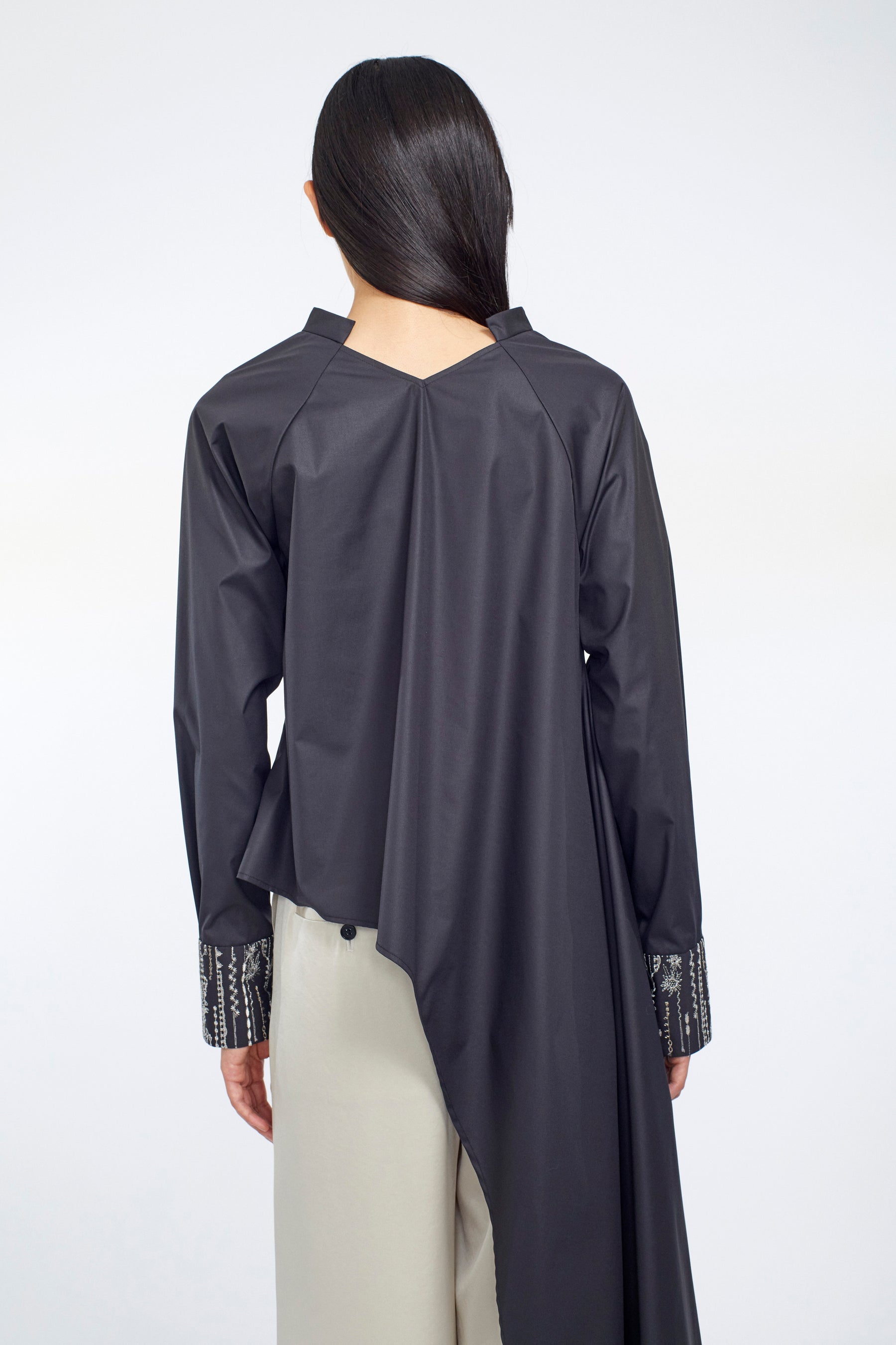 Swaying stripe embroidered blouse (Black)