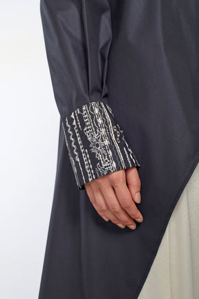 Swaying stripe embroidered blouse (Black)