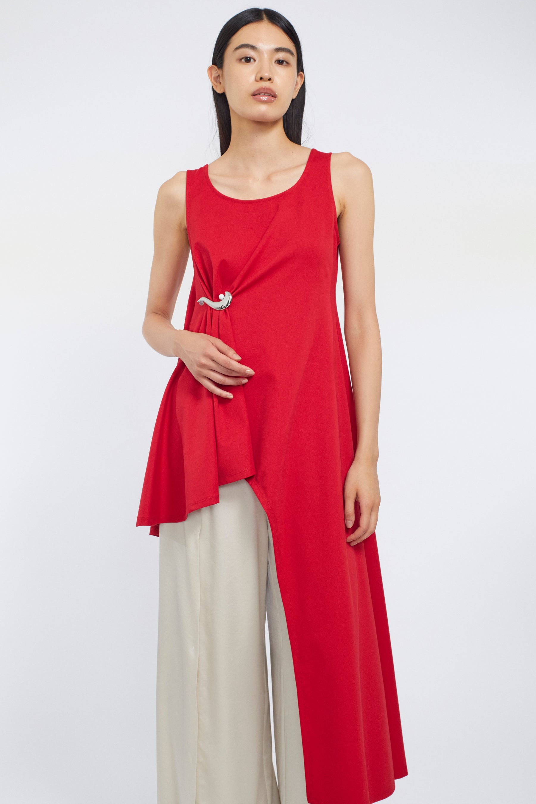 Brooch gather asymmetric dress (Red)