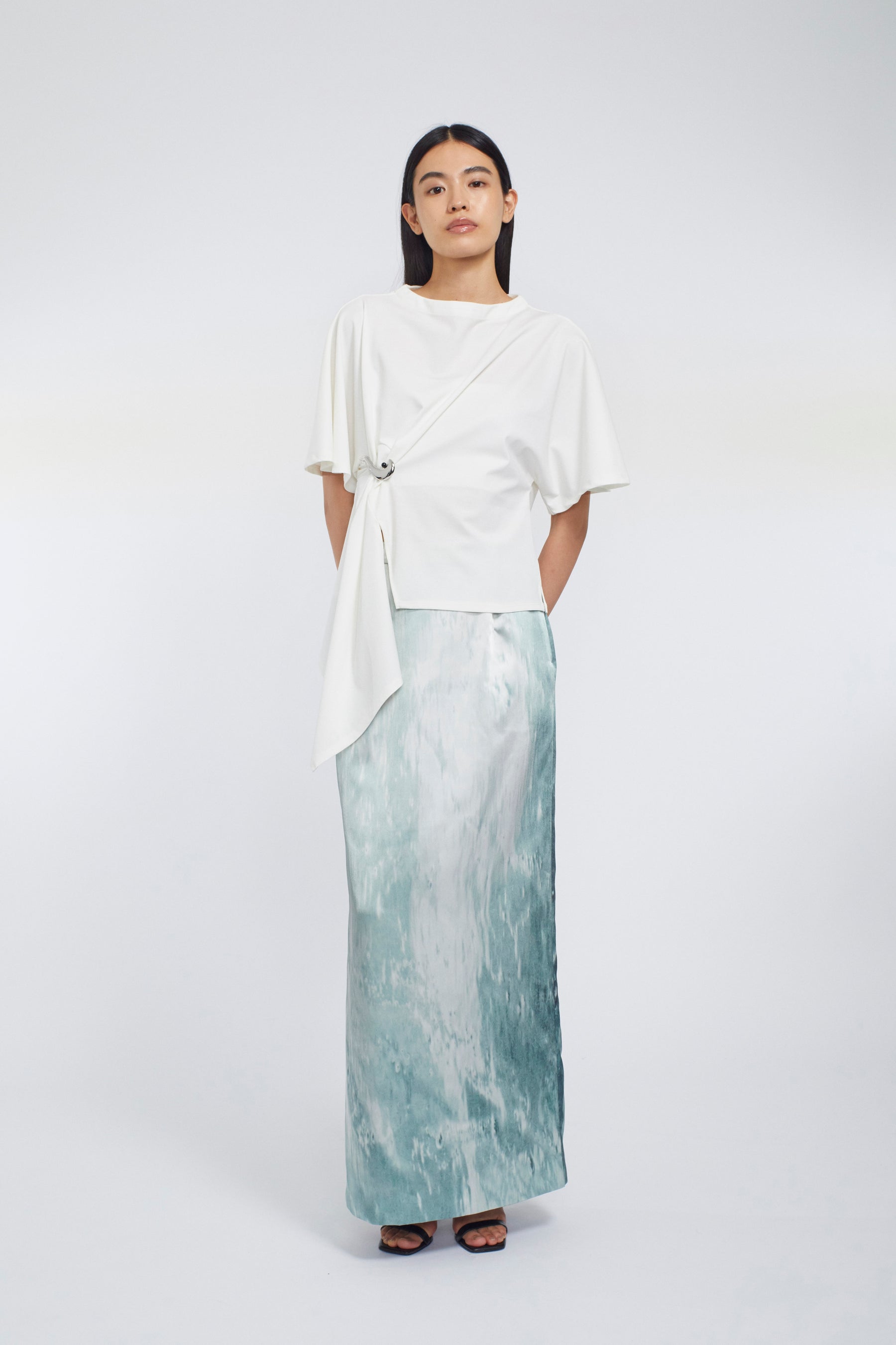 Brooch gather asymmetric tops (White)