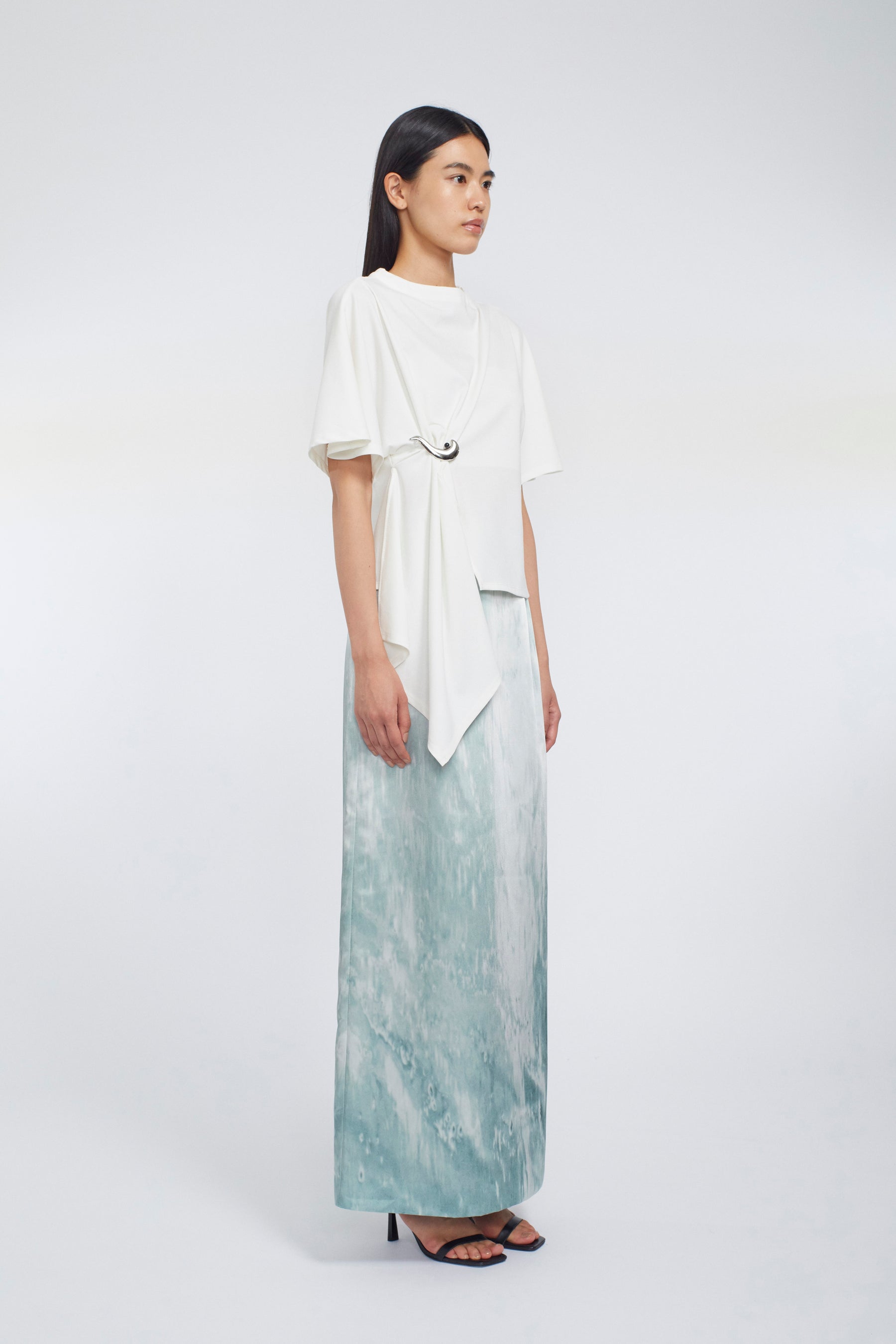 Brooch gather asymmetric tops (White)