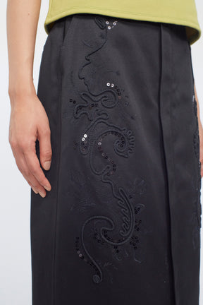 Relief embroidered chino skirt (Black)